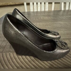 Tory Burch Metallic Silver Logo Sally 2 Peep Toe Wedge Pumps Women’s Size 8.5